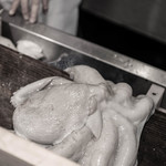 うを徳 - 播州明石（はりまあかし）の蛸（たこ）、六百九十匁（≒2.6kg）