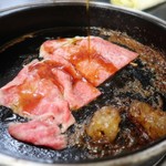 やすだ - 終盤戦です。割下が鉄鍋に焦げて良い香りが(笑)