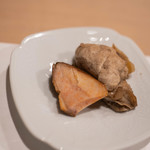 うを徳 - 蝦夷余市（えぞよいち）鮟鱇肝臓（あんきも）燻製（いぶし）＋蝦夷仙鳳趾（えぞせんぱうし）の蠔（かき）時雨煮（しぐれに）