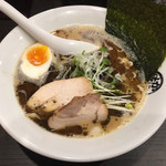 鶏スープらーめん かえもん - 黒790円