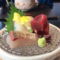 讃アプローズ - お刺身は縞鰺（手前）、鯛、マグロ赤身