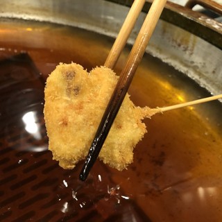 The fine bread crumbs and the aroma of beef tallow are the key! Enjoy our proud kushikatsu