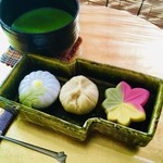 虎屋菓寮 - 半月盆に「織部」で