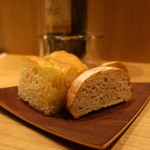 RISTORANTE IL NODO - 自家製フォカッチャとライ麦パン