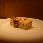 RISTORANTE IL NODO - 塩とナッツ、ピンクペッパーのセミフレッド