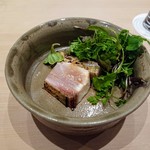 鮨　縁 - 縞鯵のたたき、ハーブにお塩を振って