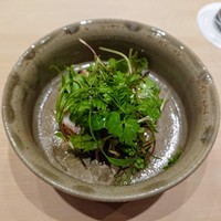鮨　縁 - 天然縞鯵のたたきにハーブ