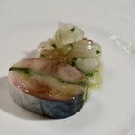 ファイ - 〆サバとポロ葱のプレッサート ブドウとしらゆきのサラダ添え