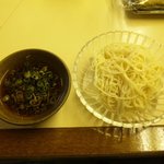 立呑み処 呑べえ - サービスでいただいたおそうめんとそのお出汁。