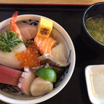 マルトモ水産 鮮魚市場 - ★★★☆ 海鮮丼 厚切りネタで食べ応えあり