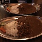 喫茶ラクタ - 激辛キーマカレーが2個、並んだ図