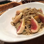 Afuro - カキとイチジクのスパゲティ。果物の入ったスパゲティ初めて食べた。果物の甘みとサンマペーストのあまじょっぱさ…ぜ、絶妙〜(*⁰▿⁰*)