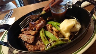 Kaka'ako Dining & Cafe  - ビーフステーキ！