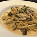 ノムカ+cafe - ◆この日のパスタは「キノコとめんたいクリーム」 他店の比べると量は少なめですけれど、前菜のボリュームがありますので私にはこれでも多いくらい。 明太子の味わいもしっかり感じる濃厚なクリームソースです