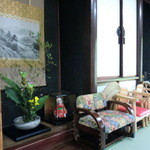 Ganso Kawarasoba Takase - 床の間付近には、幼児用の椅子などが(^^;)　元は艷やかな場所です