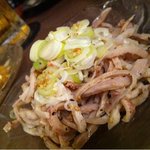 ガツ刺しはコリッコリの食感。スパイシーでビールが進む。