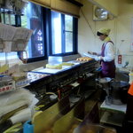 今川焼きのような焼き台で30分かけて焼かれる「福栗焼き」の甘い香りが店内に充満しています