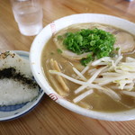 中華そば三丁目 - チャーシューメンとおにぎりです☆　2018-1020訪問