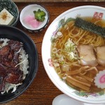 新亀食堂 - ラーメン　ミニ焼肉丼セット(700円税込)