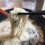 一成 - 麺は細麺
      小郡製麺所製造