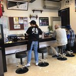 一成 - 席が空いたです
      スタッフの背中には笑顔の達人と・・