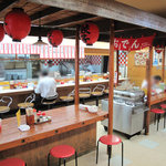 長浜屋台 一心亭 - 前身が屋台というコトで、店内にも赤い提灯が下がった屋台風の大きなテーブル席があります。