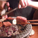 炭火焼肉 筵 - はさみでチョキチョキ