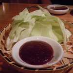 炭火焼肉 筵 - キャベツは特製味噌でどうぞ