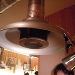 炭火焼肉 筵 - ダクトにはスポット照明が付いていた