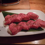 炭火焼肉 筵 - これがタンだなんて思えないでしょ？