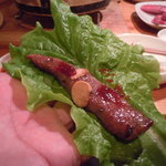 炭火焼肉 筵 - チシャとにんにくでどうぞ