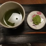 ロビーラウンジ都路里 - 玄関を入ったら、お茶&ずんだ餅❤️そして、おしぼりが、出てきました♪