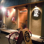 炭火焼肉 筵 - 木の温もりを感じさせる店だった