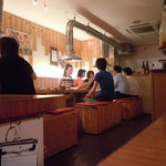 炭火焼肉 筵 - 清潔な店内は若いお客さんで大賑わい