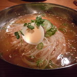 炭火焼肉 筵 - 締めは必ず冷麺と決めている