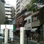 Shinjitsu Ichiro - 近くの『真土小思い出広場』から見たお店(奥の赤いお店)
      駐輪スペースもあります