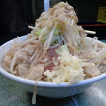 ラーメン二郎 - ぶた入り野菜・にんにく・あぶら固まり