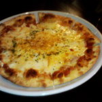 サルティンボッカ - 4種のチーズピザ