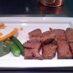 Ni O Kura - ステーキランチの温野菜の一部（おくら、こんにゃく、南瓜）とステーキ