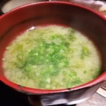 女とみそ汁 - あおさの味噌汁