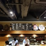 女とみそ汁 - 店内の雰囲気(テーブルからカウンター側を見て)