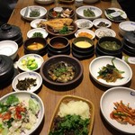 サンドゥレ - 料理写真:机いっぱいに料理が並びます