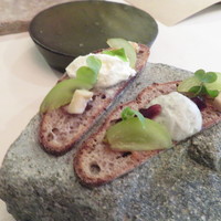 ルーデンス - アミューズ②葡萄とチーズの