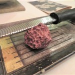 ルーデンス - アマゾン産クリオロ種のチョコレートをすり下ろす