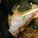 横浜家系らーめん 武術家 - 分厚いチャーシュー