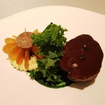 ASAHINA Gastronome - 国産牛頬肉  赤ワインと共にブレゼにし、フリルケールのサラダとそのピューレ  ジャガイモのクルスティアン