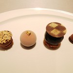 ASAHINA Gastronome - オレンジ風味のチョコレートババ    濃厚なチョコレートクリームを合わせて、ダークラムのアイスを添えて