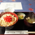 浅間とり牧場 - 親子丼。できたてで湯気が出ています。