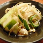 やきとりかどちゃん - （2011/8月）この日のお通しはもやしときゅうりのお浸しみたいなもの