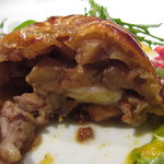 レフェルヴェソンス - アップルパイの様に～ 岩手石黒牧場 ホロホロ鶏のラグー 手長海老フォアグラ オレンジパプリカのソース断面３